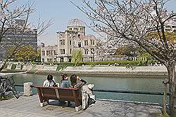 Hiroshima - A-bomb Dome aan de rivier