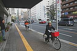Hiroshima - straatbeeld; in Japan moet je op de stoep fietsen