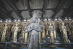 Kyoto - de Sanjusangendo tempel; 1001 boedhhistische beelden