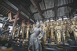 Kyoto - de Sanjusangendo tempel; 1001 boedhhistische beelden