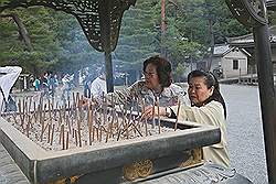 Kyoto - Chionin Tempel; wierook aansteken