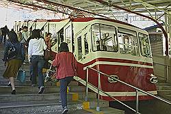 Koyasan - met de kabeltram van station Gokurakubashi naar Koyasan