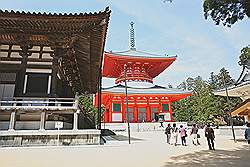 Koyasan - de Kondo tempel met daarachter de Konpon Daito, een pagode uit 1937