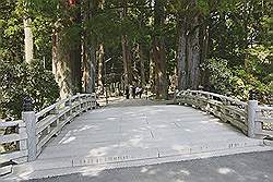 Koyasan - ingang van de Okunoin; een enorme begraafplaats