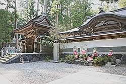 Koyasan - de Okunoin, een enorme begraafplaats; begin van het complex rond het Okunion Gobyo Mausoleum