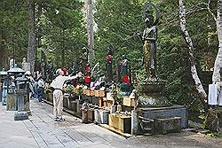 Koyasan - beelden van de goden worden door de gelovigen besprenkeld met water