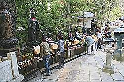 Koyasan - beelden van de goden worden door de gelovigen besprenkeld met water