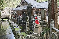 Koyasan - beelden van de goden worden door de gelovigen besprenkeld met water