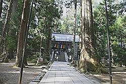 Koyasan - het complex rond het Okunion Gobyo Mausoleum; de Torodo of lantaarn tempel