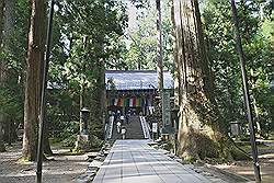 Koyasan - het complex rond het Okunion Gobyo Mausoleum; de Torodo of lantaarn tempel