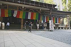 Koyasan - het complex rond het Okunion Gobyo Mausoleum; de Torodo of lantaarn tempel