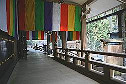 Koyasan - het complex rond het Okunion Gobyo Mausoleum; de Torodo of lantaarn tempel