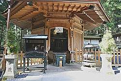 Koyasan - het complex rond het Okunion Gobyo Mausoleum; tempeltje naast de Torodo of lantaarn tempel