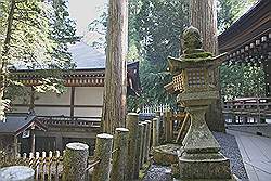 Koyasan - het complex rond het Okunion Gobyo Mausoleum; de Torodo of lantaarn tempel