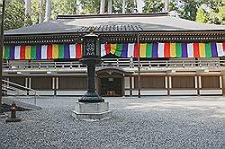 Koyasan - het complex rond het Okunion Gobyo Mausoleum; de Torodo of lantaarn tempel