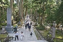 Koyasan - het complex rond het Okunion Gobyo Mausoleum; het toegangspad ofwel Sando