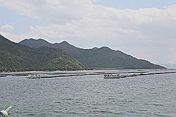 Miyajima - ferry naar het eiland Miyajima; onderweg is de visindustrie te zien
