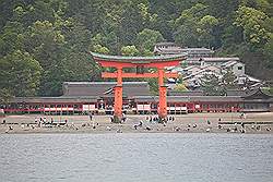Miyajima - ferry naar het eiland Miyajima; de torii van de Itsukushima tempel 