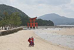 Miyajima - strand, met de torii van de Itsukushima tempel op de achtergrond