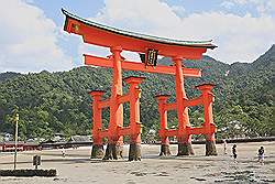 Miyajima - de torii, of toegangspoort, van de Itsukushima tempel