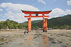 Miyajima - de torii, of toegangspoort, van de Itsukushima tempel