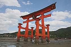 Miyajima - de torii, of toegangspoort, van de Itsukushima tempel