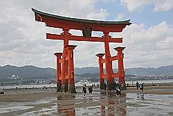 Miyajima - de torii, of toegangspoort, van de Itsukushima tempel