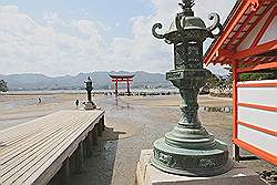 Miyajima - de Itsukushima tempel, met de torii op de achtergrond