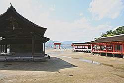 Miyajima - de Itsukushima tempel, met de torii op de achtergrond