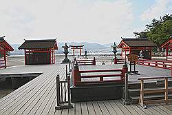 Miyajima - de Itsukushima tempel, met de torii op de achtergrond