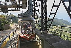 Miyajima - de kabelbaan; aankomst bij het hoogste station