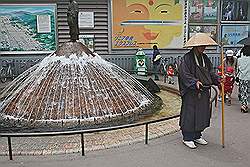 Nara - voor het station staat een boeddhistische monnik