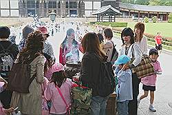 Nara - toegangspoort van de Todai-ji tempel; er wordt veel wierook gebrand