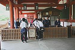 Nara - de Todai-ji tempel; kaartjescontrole aan de ingang