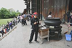 Nara - de Todai-ji tempel; er wordt veel wierook gebrand