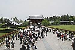 Nara - de Todai-ji tempel; zicht vanaf de tempel naar de toegangspoort