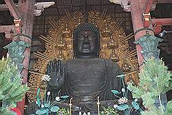 Nara - de Todai-ji tempel met daarin de bronzen boeddha