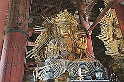 Nara - de Todai-ji tempel; beeld naast de bronzen boeddha