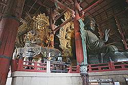 Nara - de Todai-ji tempel; beeld naast de bronzen boeddha
