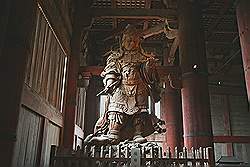 Nara - de Todai-ji tempel; beeld naast het raam en deze bewaakt de boeddha