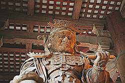 Nara - de Todai-ji tempel; beeld naast het raam en deze bewaakt de boeddha