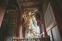 Nara - de Todai-ji tempel; beeld naast het raam en deze bewaakt de boeddha