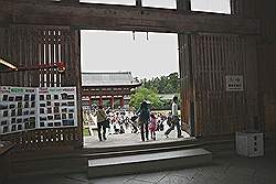 Nara - de Todai-ji tempel; de toegangsdeur van de tempel