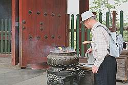 Nara - de Todai-ji tempel; het branden van wierook