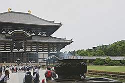 Nara - de Todai-ji tempel; het branden van wierook