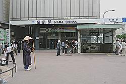 Nara - de monnik staat nog steeds voor het station (of het is inmiddels een andere monnik)