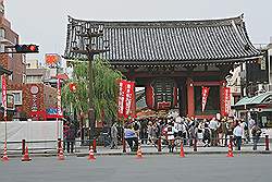 Asakusa - Kaminarimon; de buitenste poort naar de tempel