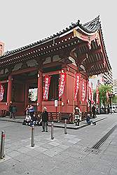 Asakusa - Kaminarimon; de buitenste poort naar de tempel