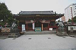 Asakusa - Asakusajinja shrine; ter bewaking van de grote tempel