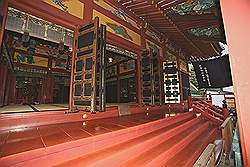 Asakusa - Asakusajinja shrine; ter bewaking van de grote tempel